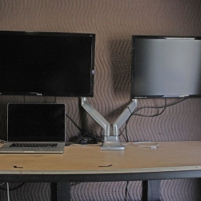 van-desk-monitors-laptop